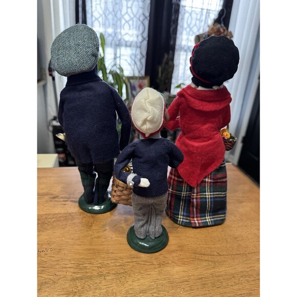 Byers Choice Ltd The Carolers Lot of 3 Figures Man Women Kid Retired dated 1998 - Picture 2 of 6